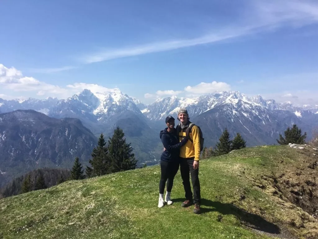 Dovska Baba ma jeden z najlepszych widoków na Alpy Julijskie i jest stosunkowo łatwo dostępna.