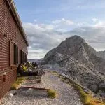 Genießen Sie die Aussicht von der Zasavska-Hütte in Prehodavci