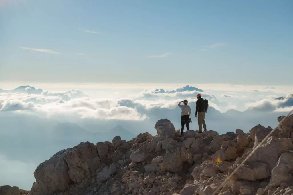 Wandelaars genieten van het uitzicht vanaf de top