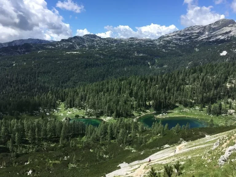 Le double lac vu d'en haut