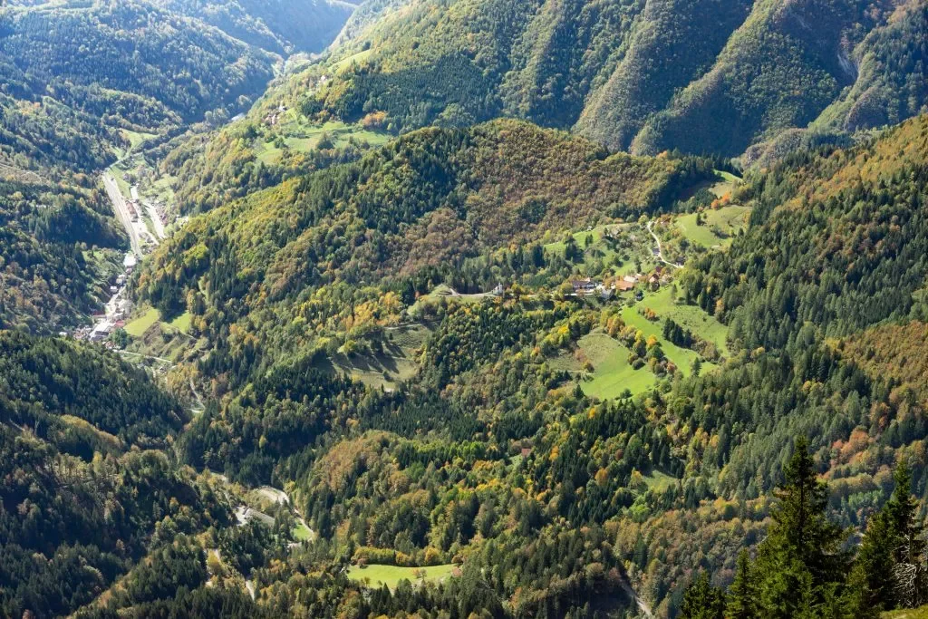Luchtfoto van Podbrdo vanaf Soriška planina.
