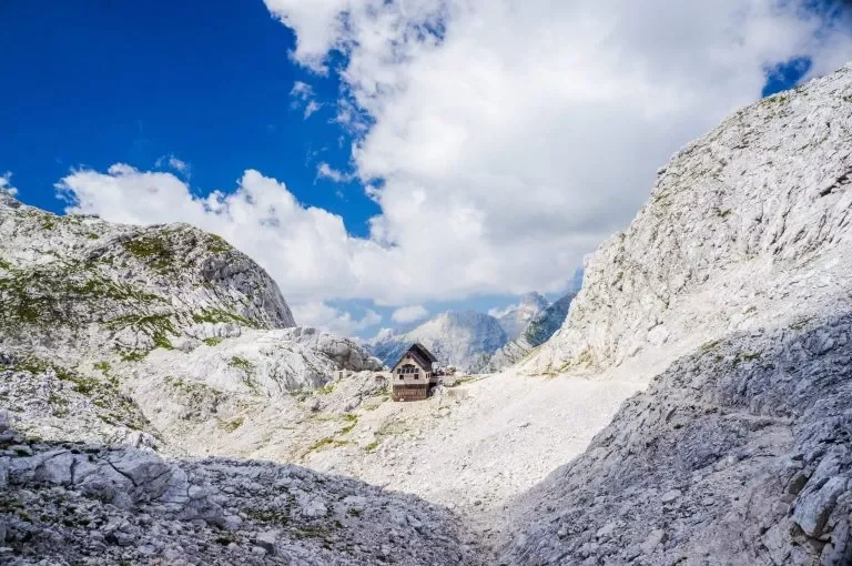 Domek górski na przełęczy Dolič