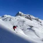 Sjezd na lyžích do Velké doliny s Triglavem v pozadí