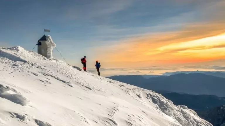 Sonnenaufgang auf dem Gipfel des Triglav im Winter