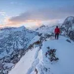 Zonsondergang op de top van Viševnik in de winter