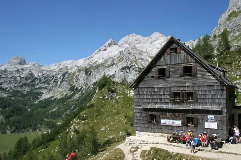 Vodnik-Hütte oberhalb von Velo Polje