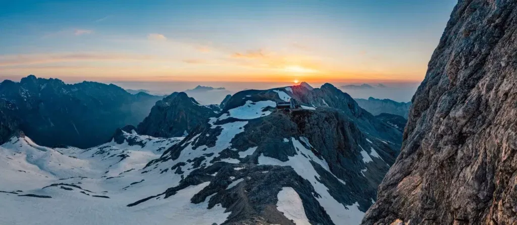 Wenn das Morgenlicht auf die Berge trifft