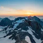 Quand la lumière du matin frappe les montagnes