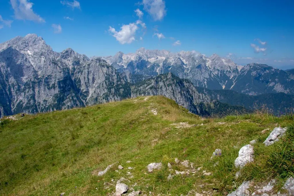 De top van Debela Peč met zijn geweldige uitzicht