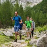 débouchant sur des forêts et des sentiers verdoyants