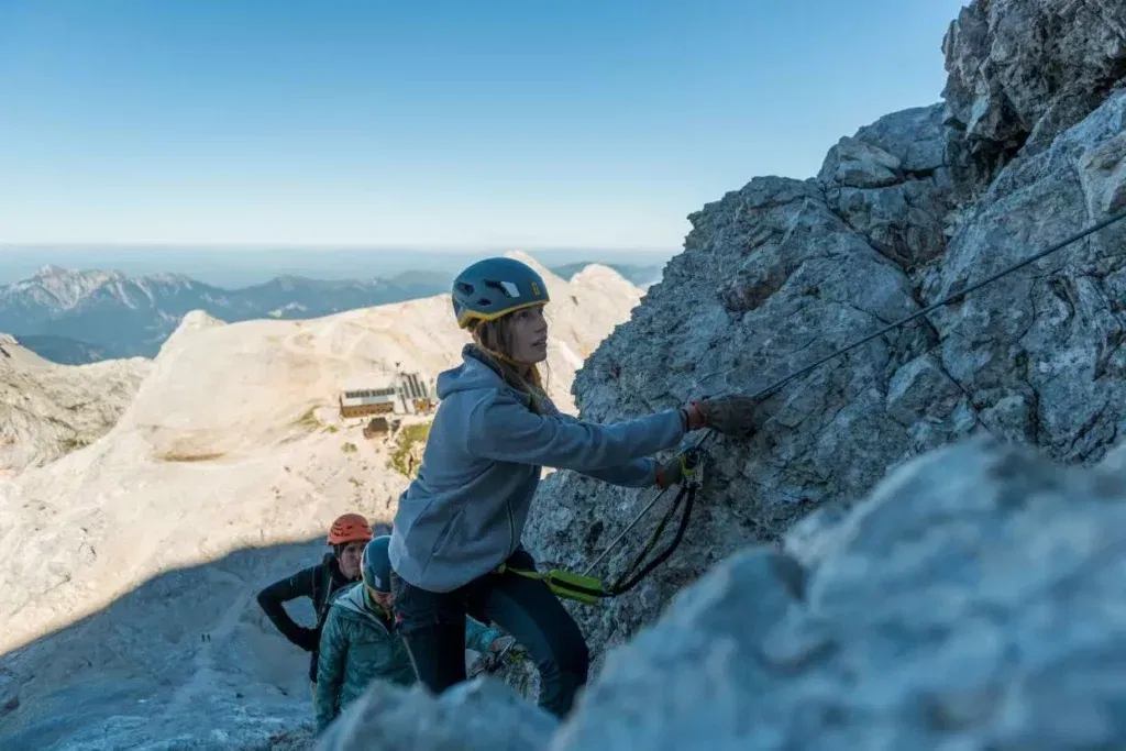 en haut des pentes raides, rocheuses et vraies