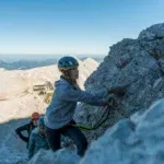 en haut des pentes raides, rocheuses et vraies